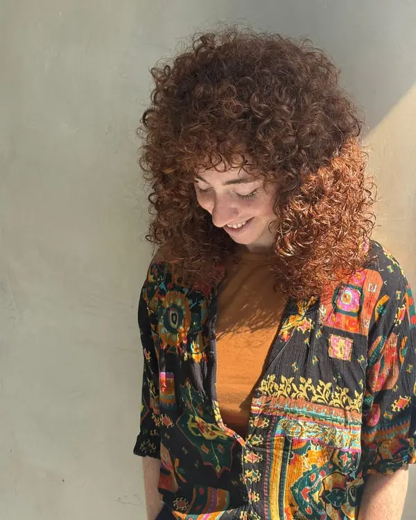 Color cobrizo sobre pelo con rulos