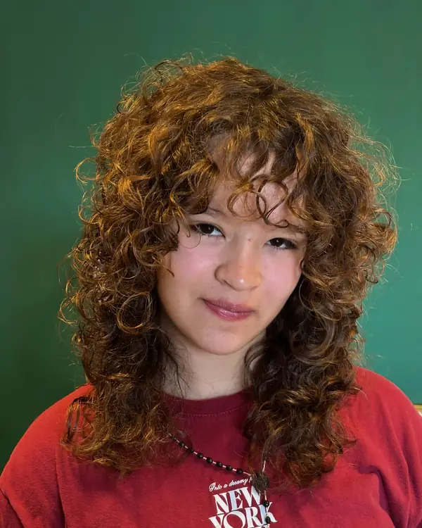 Corte en capas con flequillo de rulos